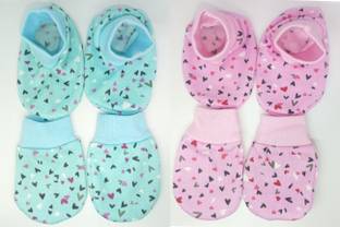 gracy New Born Baby Booty/Socks/shoes & Hand Gloves/Mittens Multi color Pack 2 set