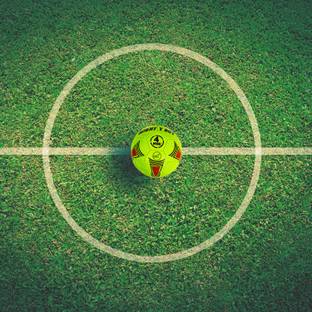 KARBD Hand Stitched Synthetic Rubber Soccer Ball with Air Pump and Needle Pin 32 Panel Football - Size: 4