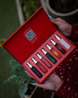 PERFUMERS CLUB Complete Fragrance Gift Set For Women| 7x8ml Eau De Parfum | Refill For Lightr | Eau de Parfum  -  56 ml