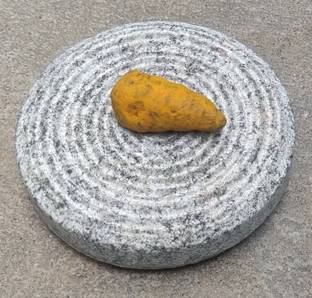 CHILLATAI Traditional Turmeric Rubbing / Grinding Stone With Free 2 Turmeric Root
