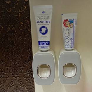 Da Novira Professional Plastic Automatic Toothpaste Squeezer Plastic Toothbrush Holder