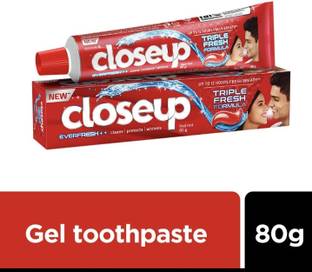 Closeup TRIPLE FRESH FORMULA Toothpaste