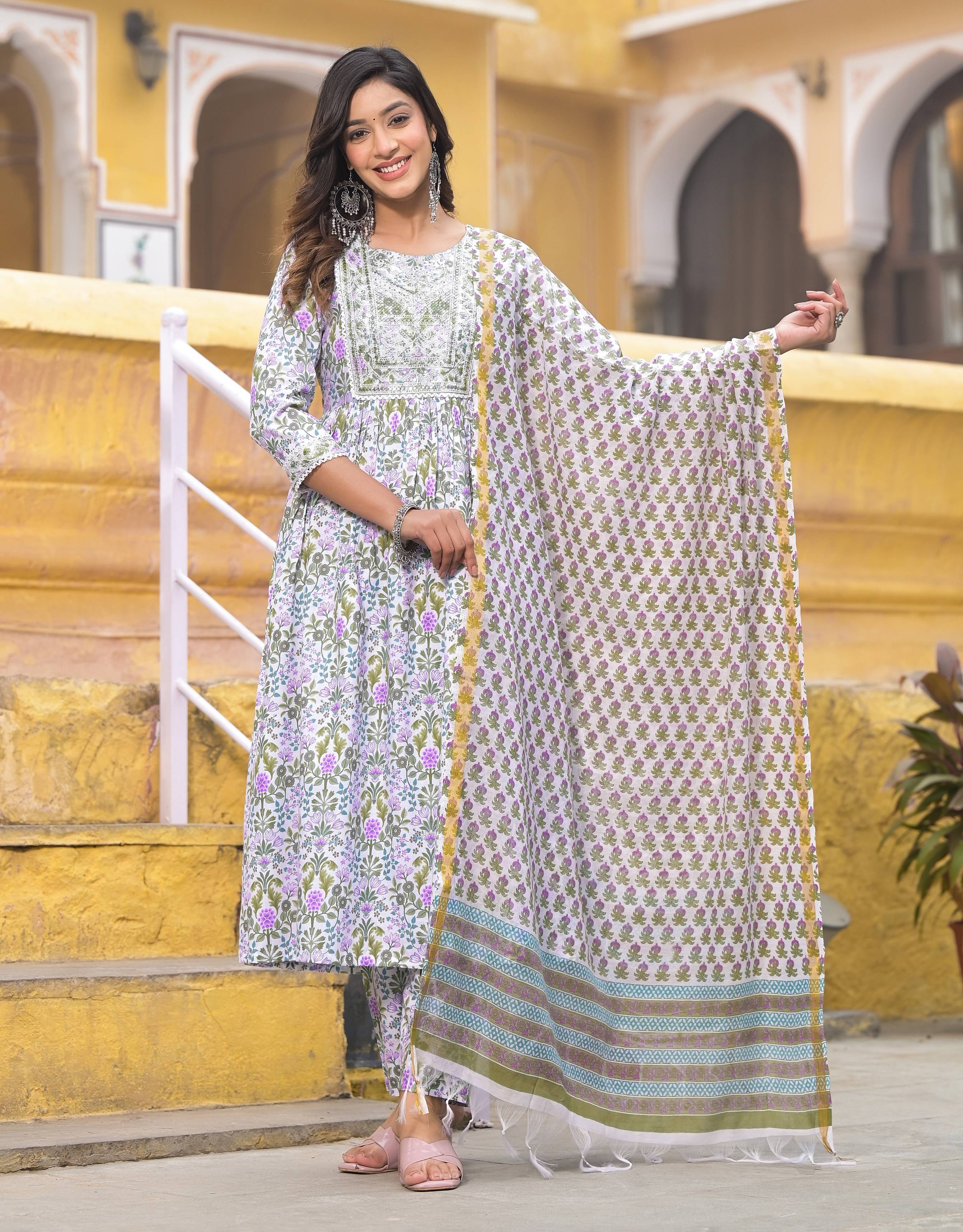 KLOSIA Set kurta e pantaloni da donna ricamati con Dupatta