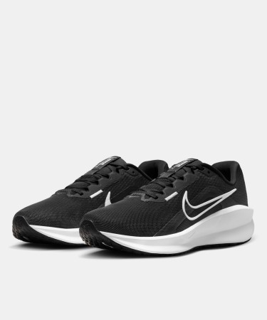 Plain black outlet nikes