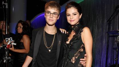 selena-gomez-justin-bieber-backstage Wall Poster Paper Print