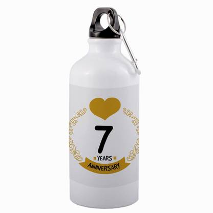 COLOR YARD सफेद पर बेस्ट 7 इयर्स एनिवर्सरी के साथ येल्लो हार्ट और काला टेक्स्ट डिज़ाइन 600 ml सिपर