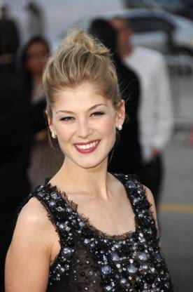 Rosamund Pike At Arrivals For Fracture Premiere Canvas Art - (16 x 20) Canvas Art