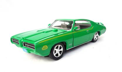 Motormax Licensed Die Cast 1:24 Scale 1969 Pontiac GTO Judge Model Car