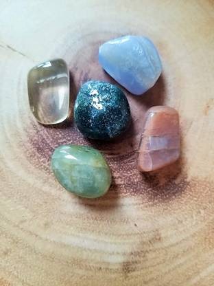 RadhikaGems Aquarius Zodiac Crystals Set | 5 Crystals for Birthdates-20th Jan. To 18th Feb.| Aquarius Lucky Crystals | Birthday Gift For Aquarius Zodiac Regular Asymmetrical Quartz Stone
