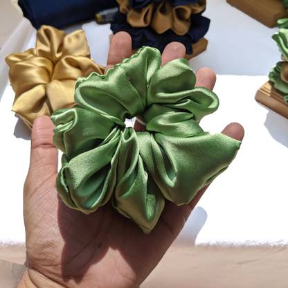 HAND N ART Wooden Scrunchie Holder + 4 Large and fluffy Scrunchies Combo (Random Colours) | 4 Satin Silk Hair Scrunchie | Random Colours Satin Silk Scrunchies | Hair Band | Wooden Holder | Scrunchie Holder | Handmade Scrunchie Holder and 4 Scrunchies Combo | Premium Quality wooden stand Rubber Band