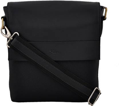 Yelloe Men black Messenger Bag - Regular Size Messenger Bag