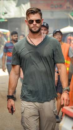 Chris Hemsworth Poster Multicolor Photo Paper Print 12 inch X 18 inch Photographic Paper Photographic Paper