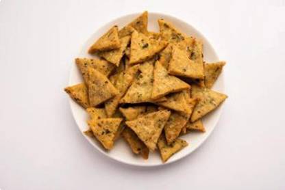 pagran Methi leaves Mathri, Indian snack in triangle shape namkeen