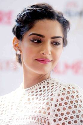Celebrity Wall Paper Poster|Bollywood Heroine Sonam Kapoor Poster|Famous Actress Wall Poster For Hostels, Dorms, Living Area|Unframed Wall Poster|Pack Of 1|Wall Decor Paper Print