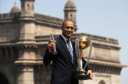 EurekaDesigns Poster M S Dhoni World Cup Trophy Paper Print