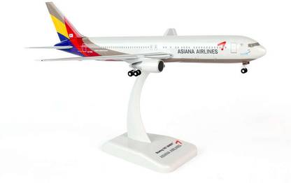 Hogan Wings Aircraft scale model, Boeing 767-300ER Asiana, Scale 1:200 (with Stand & gear)