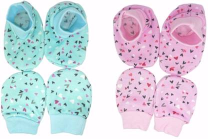 gracy New Born Baby Booty/Socks/shoes & Hand Mittens/Gloves Multi color Pack 2 set