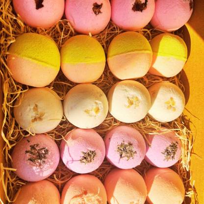 Aaranyam Gift Set: 20 Handmade Bath Bombs with Shea Butter for Mom, Wife, or Girlfriend