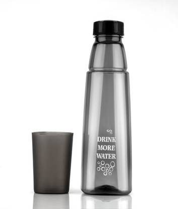 PRAMUKH काले रंग में पीने के गिलास के साथ प्लास्टिक की पानी की बोतल 1000 ml पीने के ग्लास के साथ बॉटल