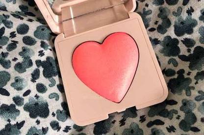 Emijun Light Weight Gives Skin A Refreshed Glow and beautiful Highlighter