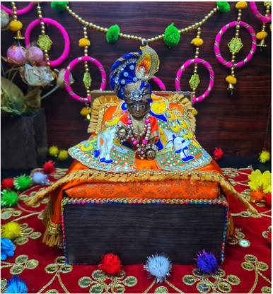 पेटालूमा लकड़ी का पूजा चौकी