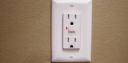 JNHBG 4702 Three Pin Plug