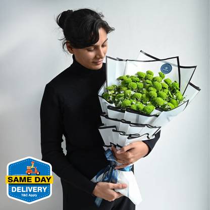 Floweraura Fresh Romantic Fresh Live 10 Stems of Daisy Flower Bouquet In Designer Packing Assorted Bouquets
