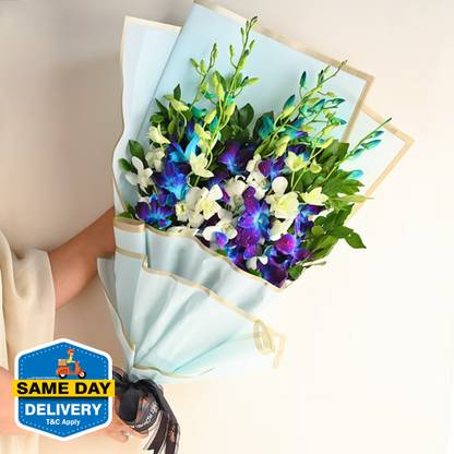 Love Fresh Live 4 White & 4 Blue Flowers Bouquet In Designer Packing Fresh Love Fresh Live 4 White & 4 Blue Flowers Bouquet In Designer Packing Assorted Bouquets