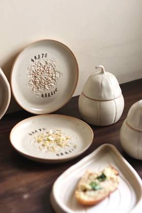 Weaving Homes All Things Garlic Set (One Garlic Jar, One Garlic Bud Plate & One Garlic Grater) Dinner Plate