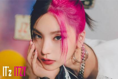 Hwang Yeji Matte Finish Poster Paper Print