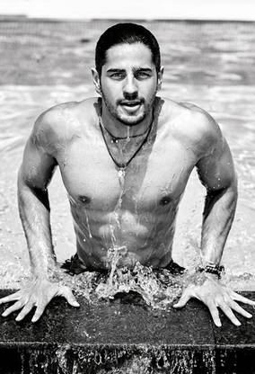 Poster Sidharth Malhotra Dashing Body sl-13757 (LARGE Poster, 36x24 Inches, Banner Media, Multicolor) Fine Art Print