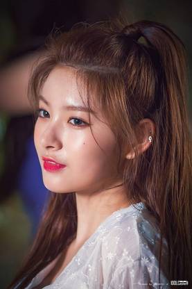 everglow k pop wang yiren wallpaper Paper Print
