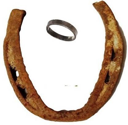 NITIXA Black Horse Shoe Naal / Kale Ghode Ki Naal and Ring Decorative Showpiece - 8 cm