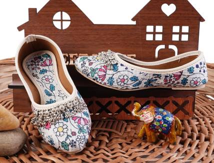 Quikni Girls Slip on Jutis