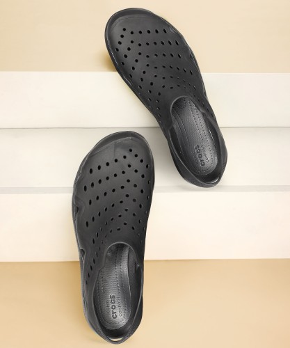 Crocs for store men low price