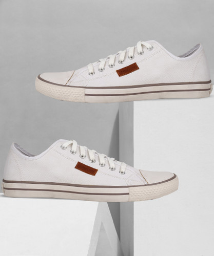 Flipkart woodland hotsell shoes 50 off