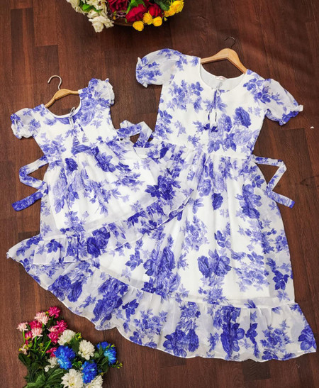 Mom and daughter matching dress in flipkart store