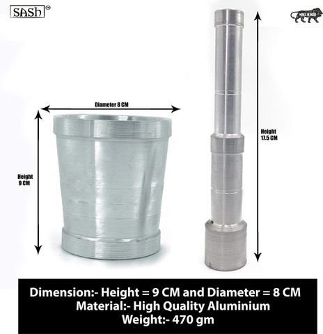 Erkak ozining ichki kiyimiga otirdi va qolini silkitdi.