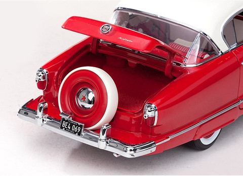 Road Signature 1952 Nash Ambassador Airflyle 1:18 Sunstar diecast