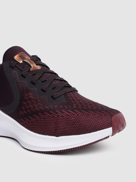 nike running shoes maroon