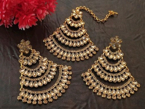 Buy DECOLOGY V- Shape Earring With Maang Tikka