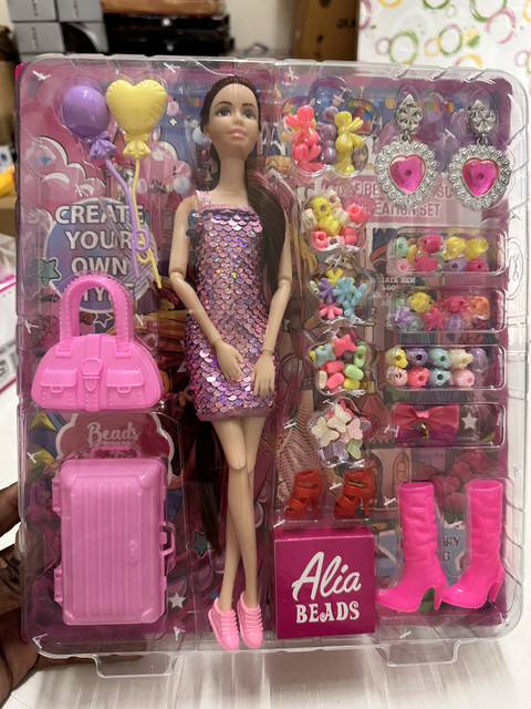 SR Toys Beautiful Fashion Doll Set with Fashion Accessories for