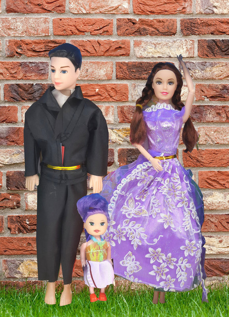 CTC CREATION Glamorous family doll set with cute couple and baby