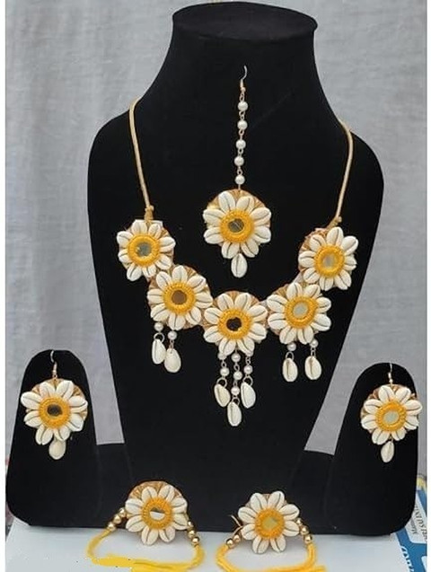 Honbon Shell, Fabric Yellow, White Jewellery Set Price in India