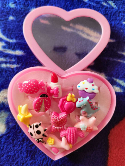 DIVINE Kids 12 pair of finger rings in a pink heart shape box