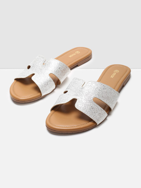 max flat sandals