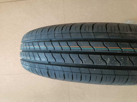 MRF 165/80R14 85T ECOTRED TUBELESS TYRE 4 Wheeler Tyre Price in