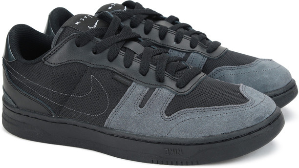 black low top nikes