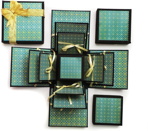 न्यारो 3 Layered Grass Green Exploding Gift Box (Without chocolate) ग्रीटिंग कार्ड