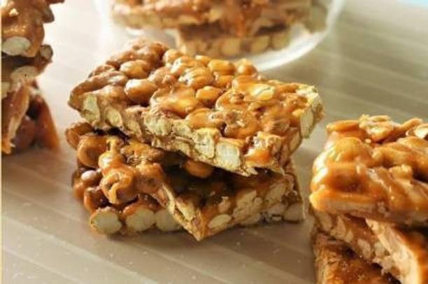 Freshtige Sweet Winter Special Peanut and Jaggery Chikki Pouch